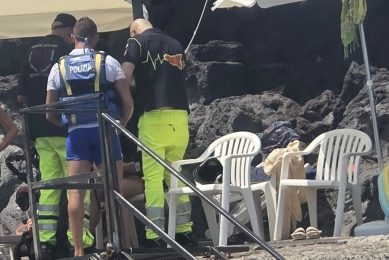 Acireale, materassino alla deriva per tre ore: turista 60enne salvata tra gli scogli (VIDEO)