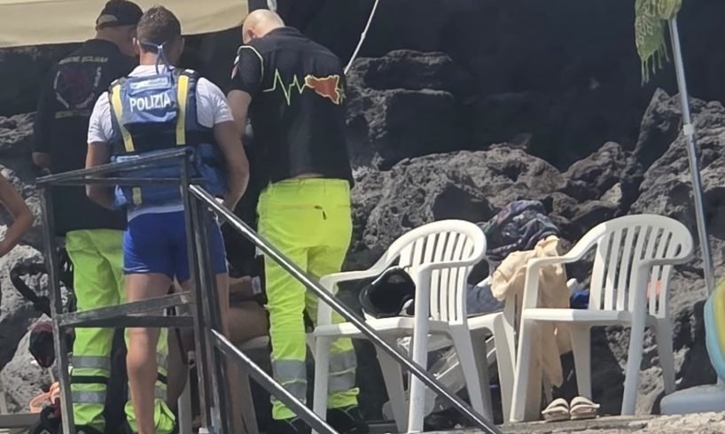 Acireale, materassino alla deriva per tre ore: turista 60enne salvata tra gli scogli (VIDEO)
