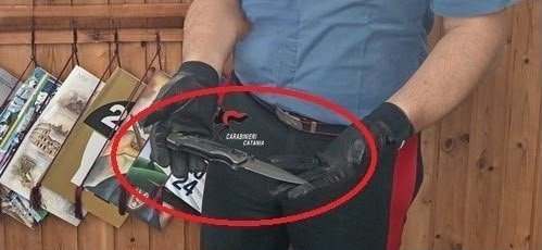 Randazzo, il pallone bucato e il coltello da 13 centimetri: 81enne denunciato dopo reazione spropositata