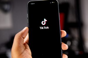 TikTok, la figlia chiede aiuto in video: sessantenne condannato per stalking e lesioni all'ex compagna