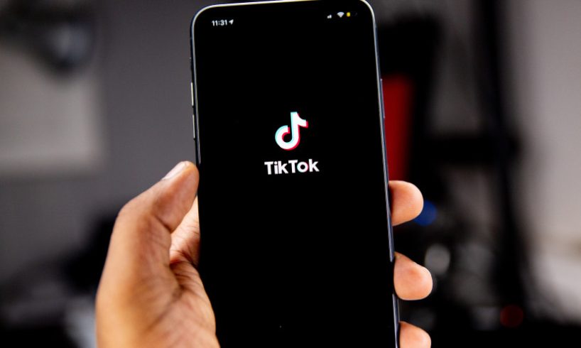 TikTok, la figlia chiede aiuto in video: sessantenne condannato per stalking e lesioni all'ex compagna