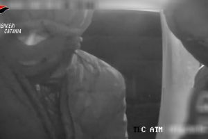 Esplosivi artigianali per svaligiare distributori e Postamat: tre arresti nel Catanese (VIDEO)