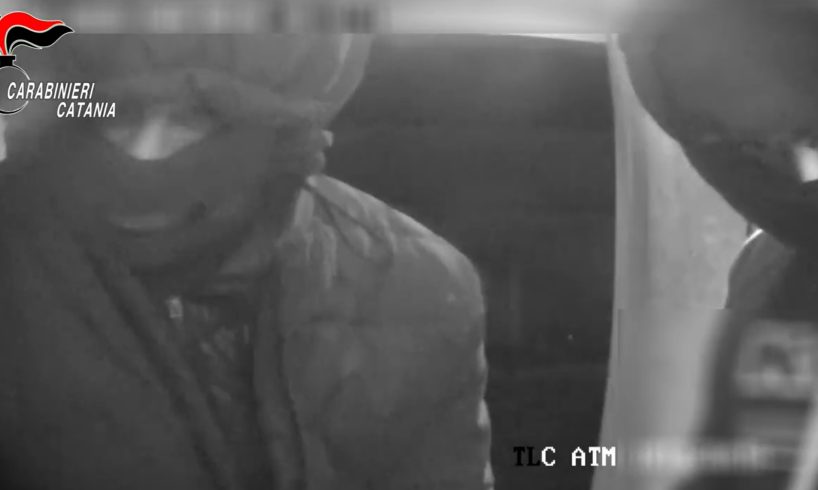 Esplosivi artigianali per svaligiare distributori e Postamat: tre arresti nel Catanese (VIDEO)